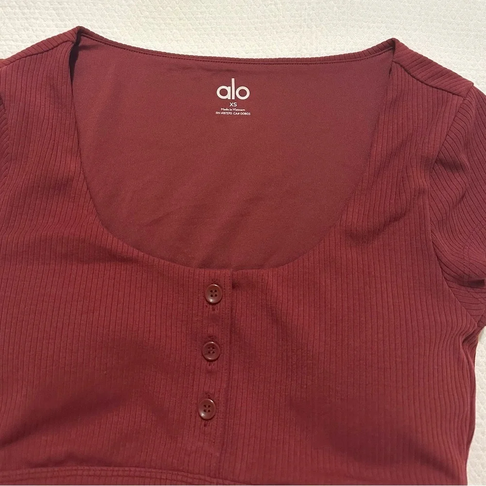 NWOT💕 Alo Yoga Blissful Henley Bra Top - Cranberry XS